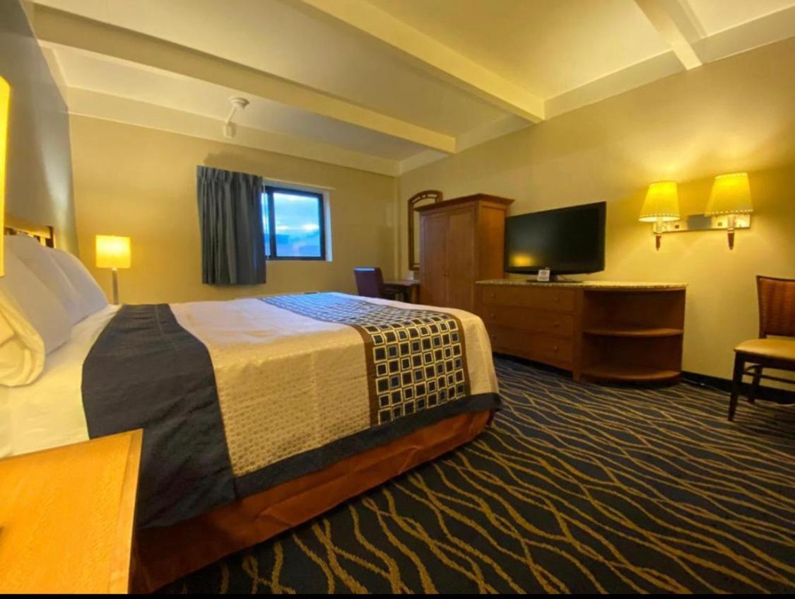 Economy Inn North Randall 외부 사진