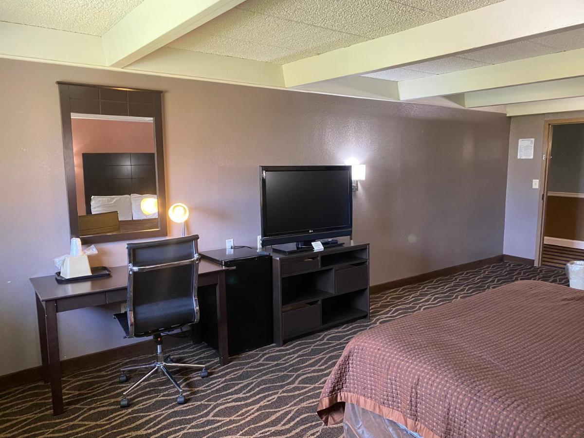 Economy Inn North Randall 외부 사진