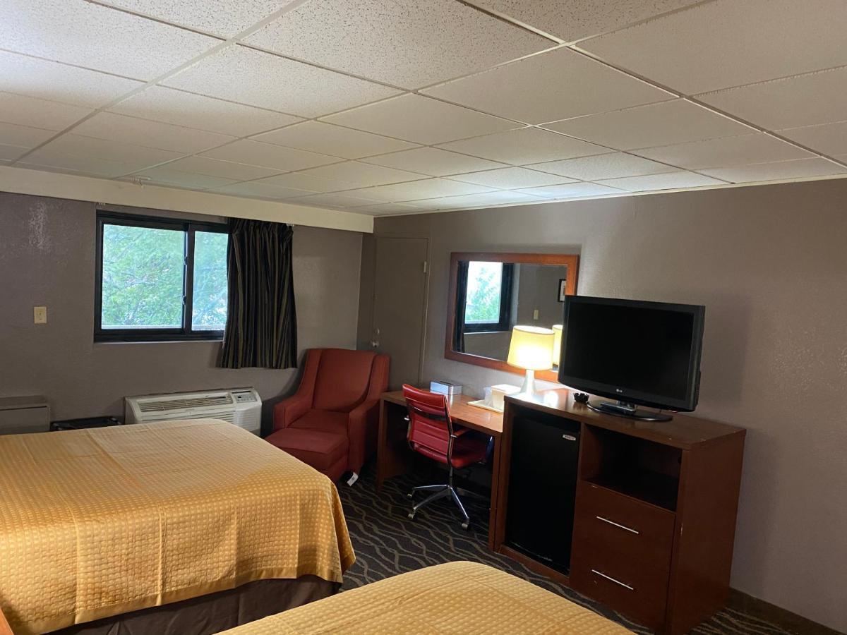 Economy Inn North Randall 외부 사진
