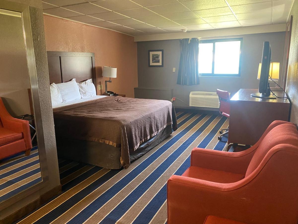 Economy Inn North Randall 외부 사진