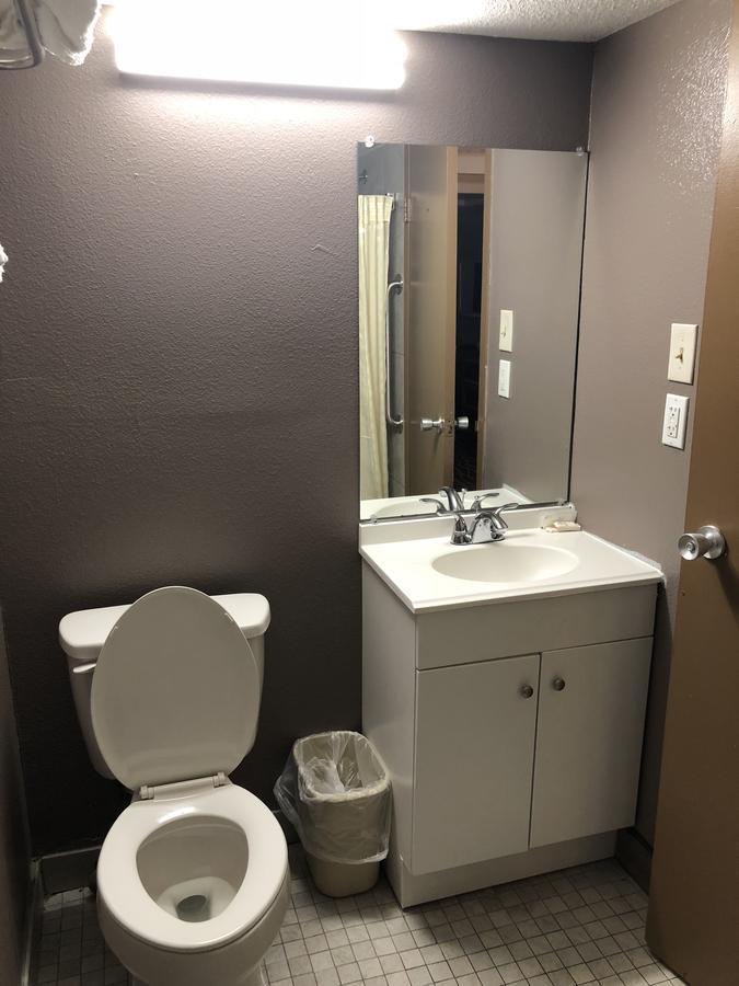 Economy Inn North Randall 외부 사진