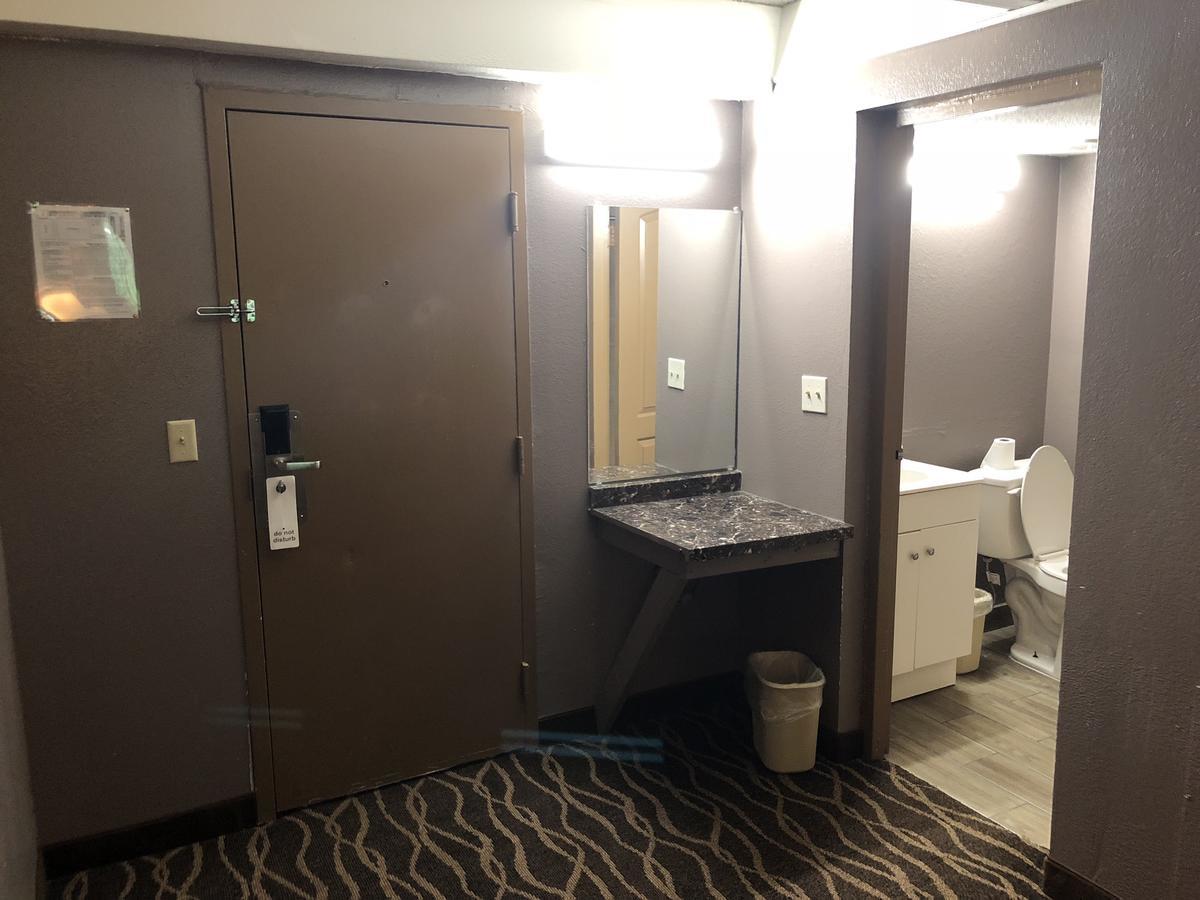 Economy Inn North Randall 외부 사진