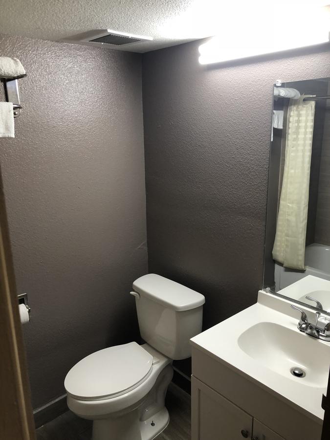 Economy Inn North Randall 외부 사진