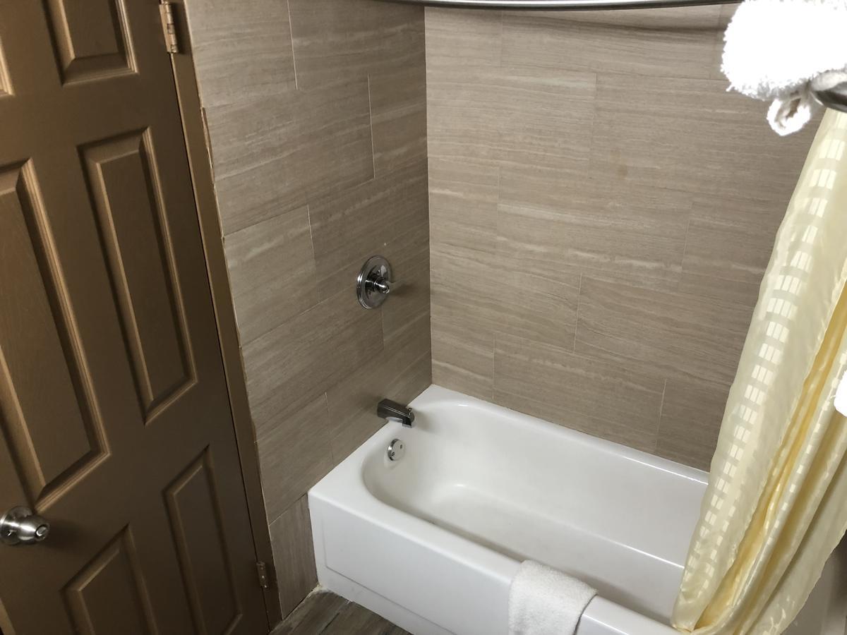 Economy Inn North Randall 외부 사진