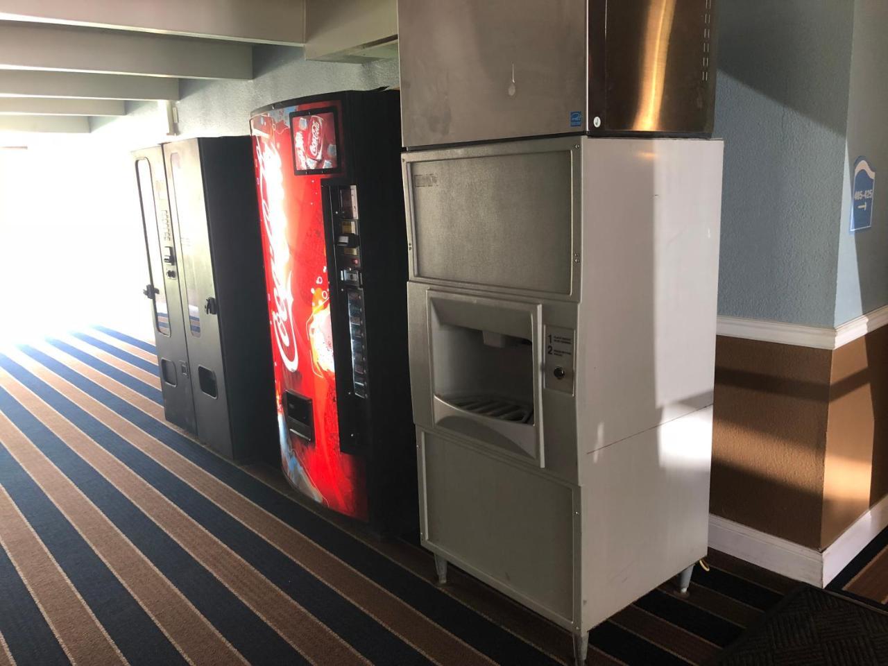 Economy Inn North Randall 외부 사진