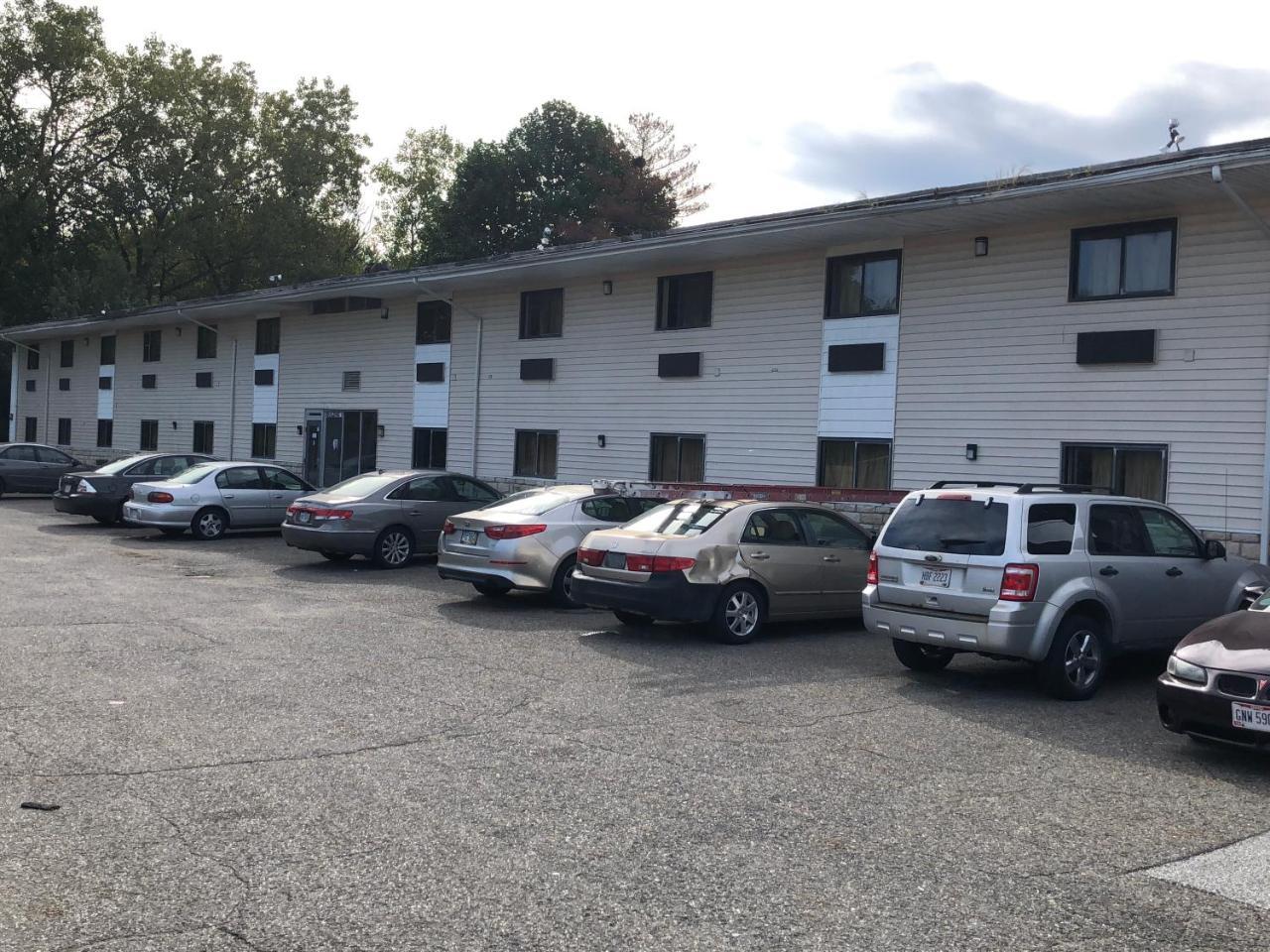 Economy Inn North Randall 외부 사진