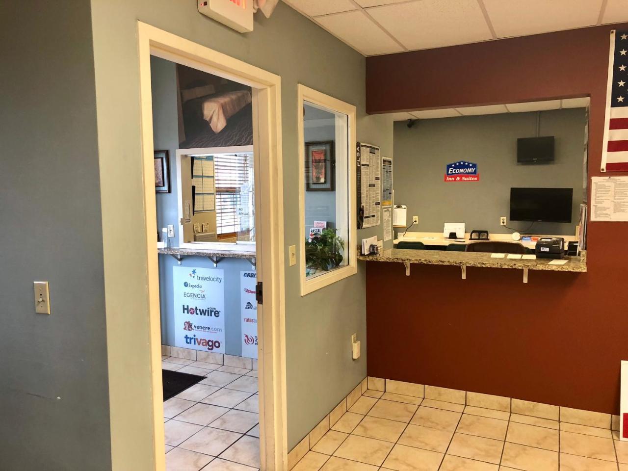 Economy Inn North Randall 외부 사진