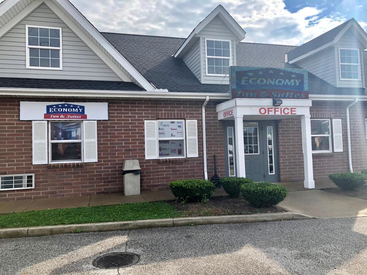 Economy Inn North Randall 외부 사진
