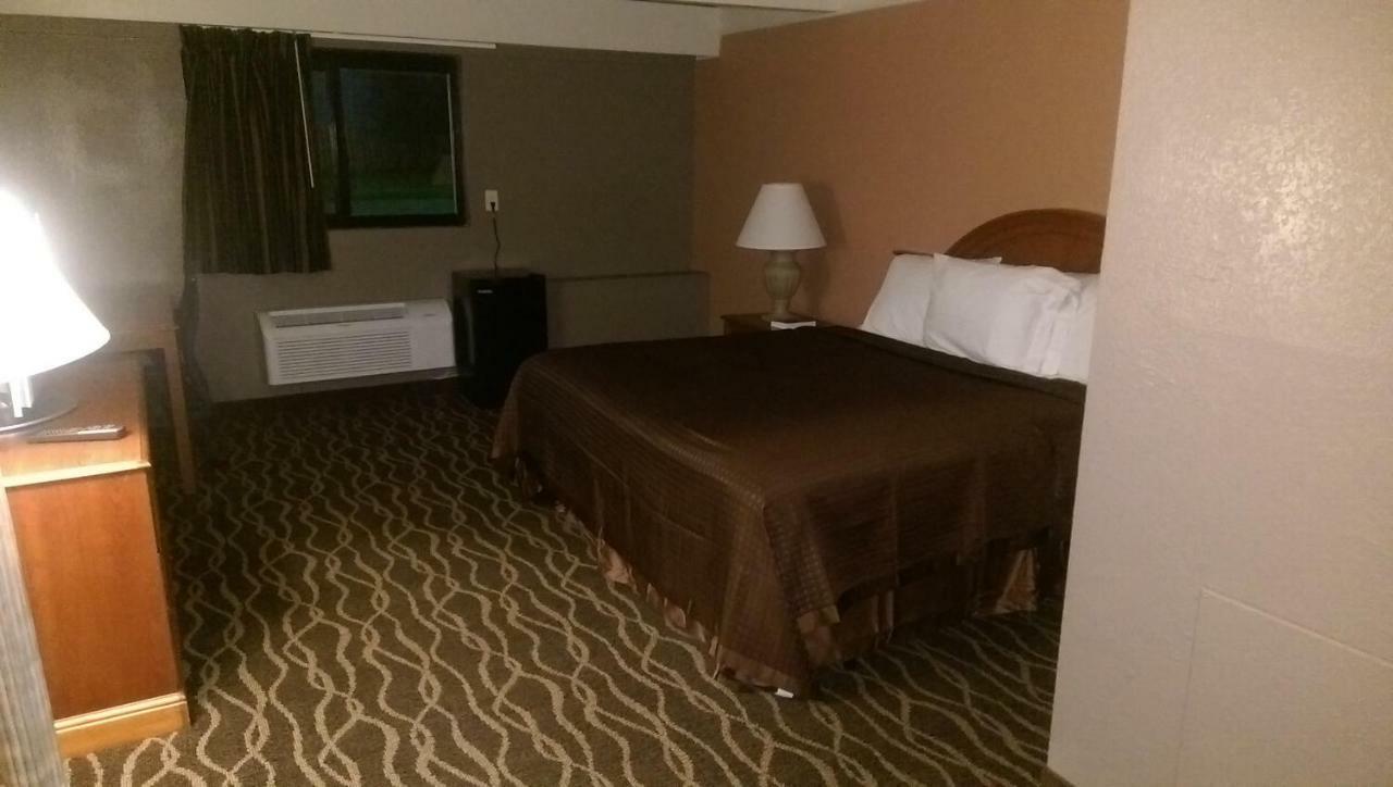 Economy Inn North Randall 외부 사진