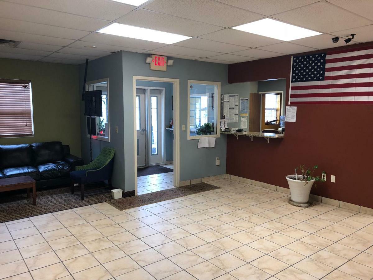Economy Inn North Randall 외부 사진
